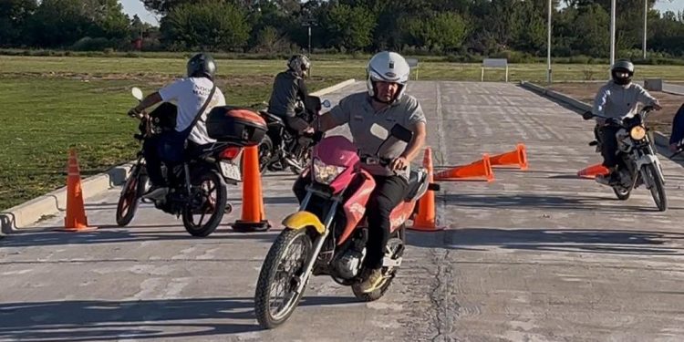 Instructores de APSV realizaron una Clínica de Conducción Segura para motociclistas en Totoras.