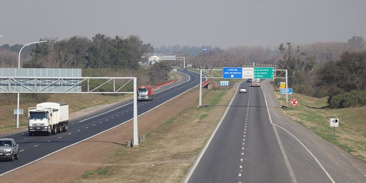 TRÁNSITO ASISTIDO EN EL KM 16 EN AUTOPISTA HACIA SANTA FE