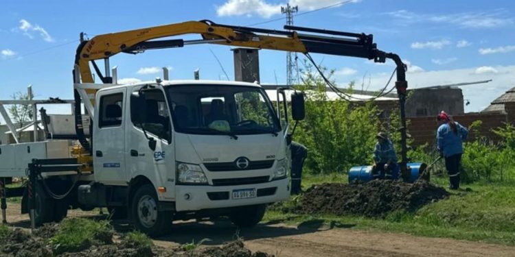 Comenzaron la obra de tendido eléctrico en el loteo social de San Genaro.