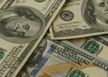 El dólar cede más de $100 en las primeras operaciones tras la victoria de Javier Milei