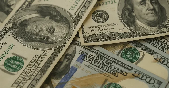 El dólar cede más de $100 en las primeras operaciones tras la victoria de Javier Milei