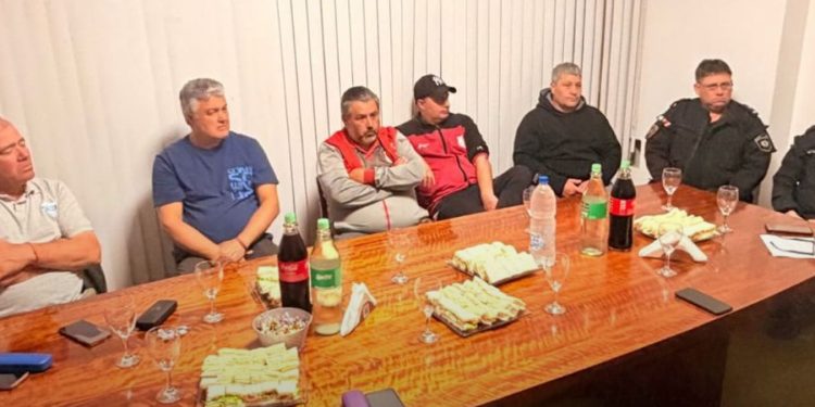 El Intendente Gastón Marconcini se reunió con representantes del Club Sportivo Rivadavia y el Club Atlético San Genaro, autoridades policiales e inspectores de tránsito, para diagramar las acciones a desarrollar de cara a un nuevo clásico de fútbol, que se llevará a cabo el próximo domingo en el Club Sportivo Rivadavia.