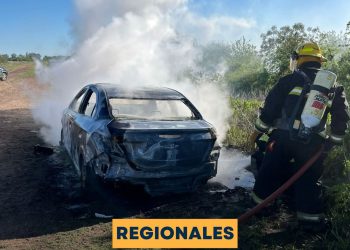 Incendio vehicular esta mañana en zona rural camino a Gálvez