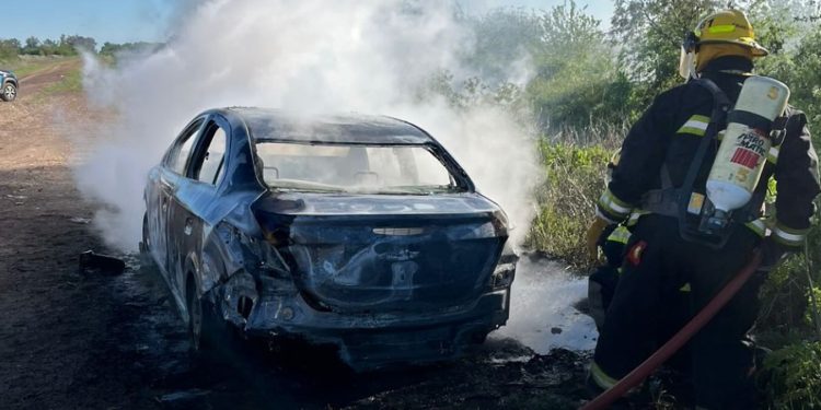 Incendio vehicular esta mañana en zona rural camino a Gálvez