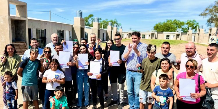 EL INTENDENTE CHALE HIZO ENTREGA DE LAS LLAVES DE SEIS DE LAS 24 VIVIENDAS EN CAÑADA DE GÓMEZ