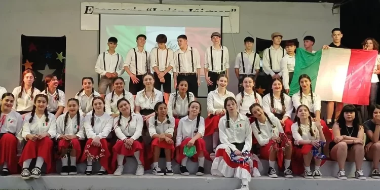 En la noche del domingo el “Mariano Moreno”, EESO 437, realizó en San Genaro la 8va edición de la Fiesta de las Colectividades