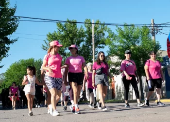 TIMBÚES SE TIÑÓ DE ROSA EN UNA JORNADA DE CONCIENTIZACIÓN POR LA SALUD