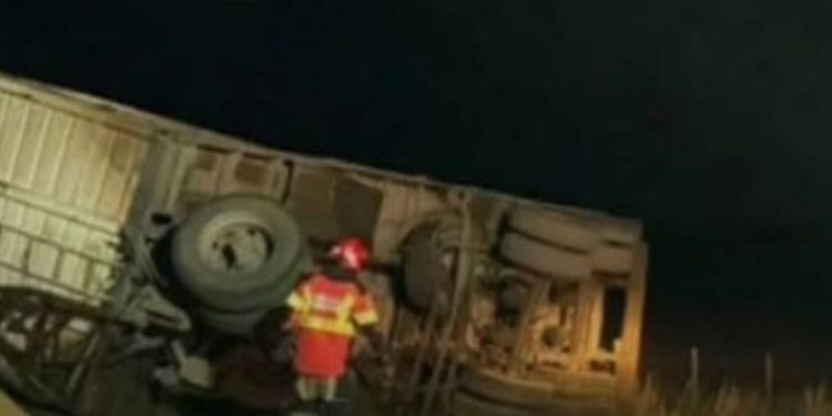 Serodino: RUTA 91 CORTADA POR VUELCO DE CAMIÓN