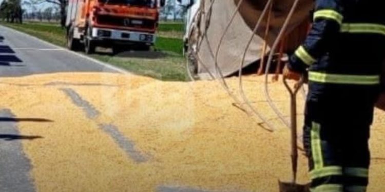 Un camión volcó su acoplado entre Serodino y Pueblo Andino.