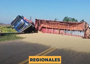 Vuelco de un camión cargado en Ruta 66, en la curva del viejo camino de AFA Cañada Rosquín