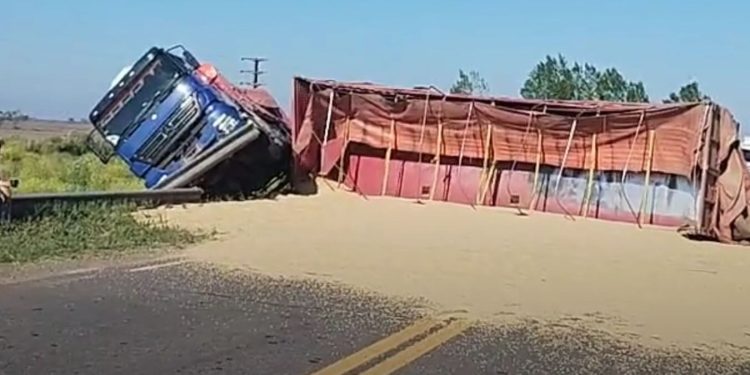 Vuelco de un camión cargado en Ruta 66, en la curva del viejo camino de AFA Cañada Rosquín