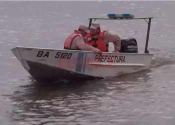 BUSCAN A UN POLICÍA QUE CAYÓ AL PARANÁ TRAS UN CHOQUE DE EMBARCACIONES