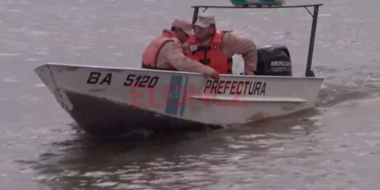 BUSCAN A UN POLICÍA QUE CAYÓ AL PARANÁ TRAS UN CHOQUE DE EMBARCACIONES