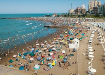 MAR DEL PLATA MULTARÁ A QUIENES FUMEN EN LAS PLAYAS