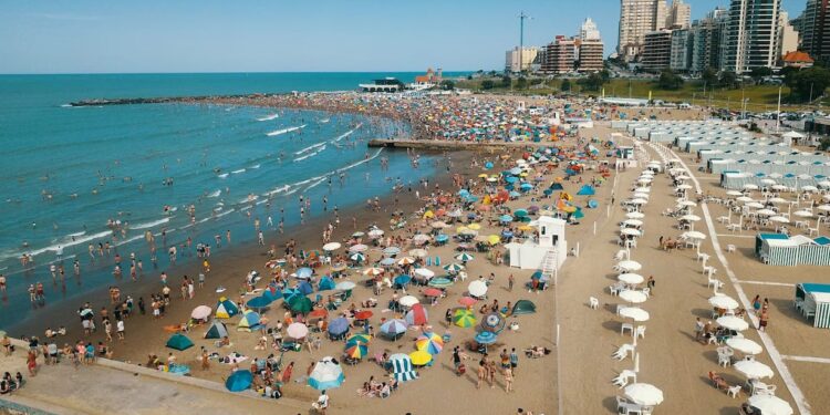 MAR DEL PLATA MULTARÁ A QUIENES FUMEN EN LAS PLAYAS
