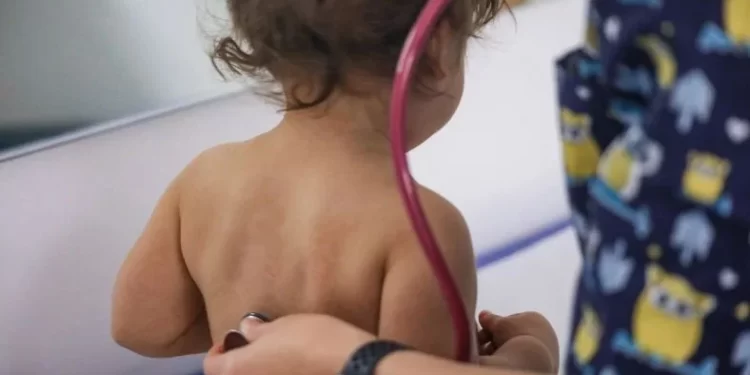 Alerta por tos convulsa en Santa Fe tras la muerte de un bebé en Villa Gobernador Gálvez.