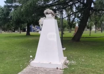 Vandalismo en la plaza de Puerto Gaboto: destruyeron el busto del Gral. San Martín