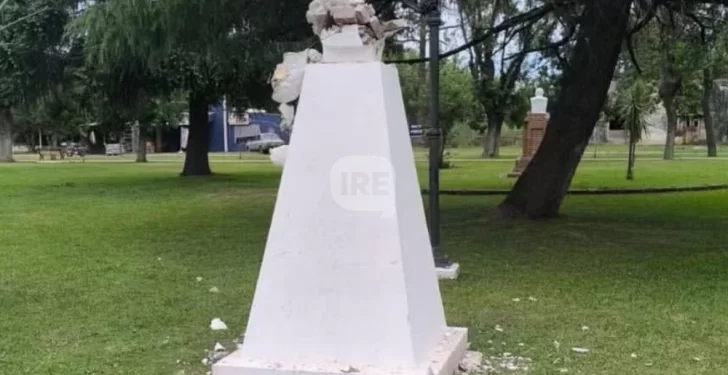 Vandalismo en la plaza de Puerto Gaboto: destruyeron el busto del Gral. San Martín