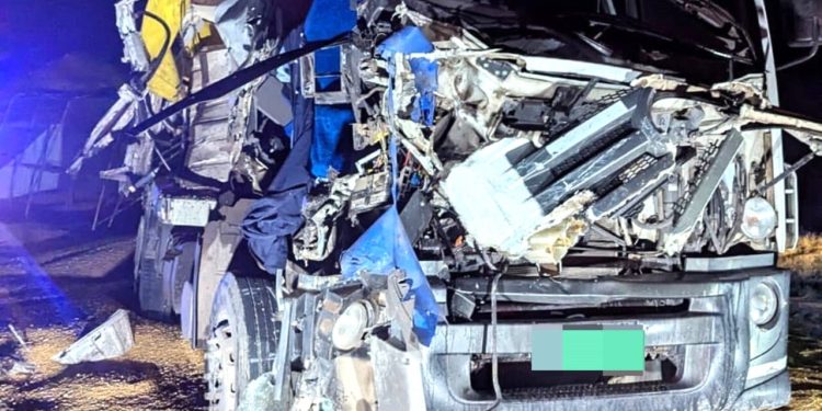 ACCIDENTE EN AUTOPISTA ENTRE DOS CAMIONES A LA ALTURA DE ARMSTRONG. UN CHOFER HERIDO