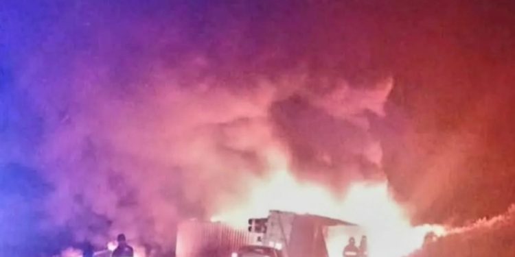 Brutal choque en Ruta 7 en Mendoza entre una familia y dos camiones: hay dos muertos