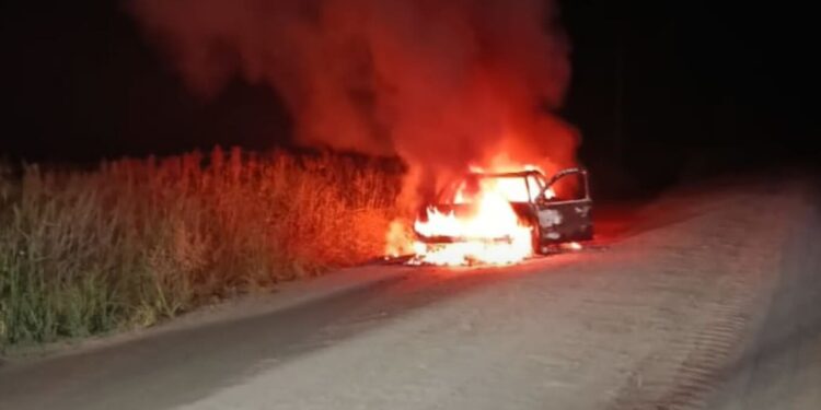 Un auto se incendió anoche en Larrechea