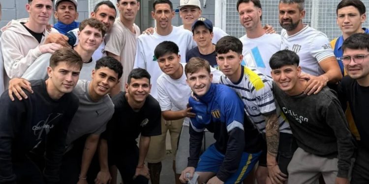 LA FOTO CON ANGELITO: BELGRANO DE SERODINO JUGÓ UN AMISTOSO CON CENTRAL.