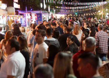 OTRA MULTITUDINARIA NOCHE EN LA FIESTA DE LA FRUTILLA EN CORONDA 
