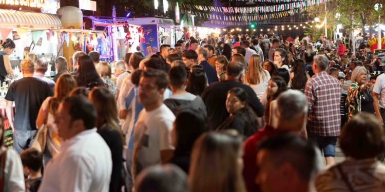 OTRA MULTITUDINARIA NOCHE EN LA FIESTA DE LA FRUTILLA EN CORONDA 