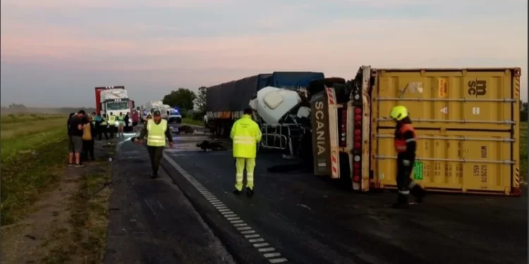 Corte en la autopista Rosario-Buenos Aires por un choque y vuelco de camiones 