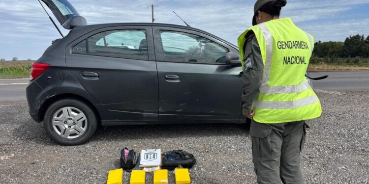 Detuvieron en Elortondo a pareja que trasladaba cuatro kilos de cocaína