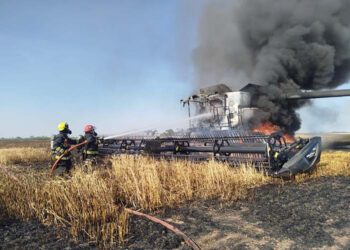 Fuego en el campo: una cosechadora quedó destruida en Carlos Pellegrini