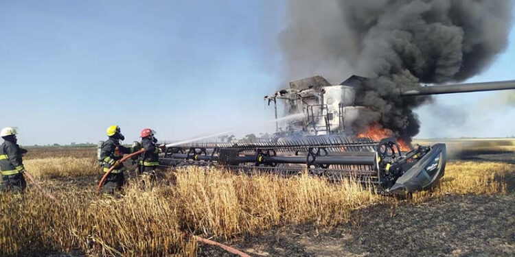 Fuego en el campo: una cosechadora quedó destruida en Carlos Pellegrini