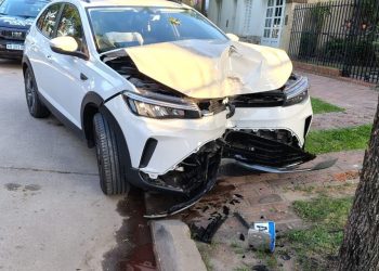 Gálvez: Un conductor ileso tras chocar contra un árbol