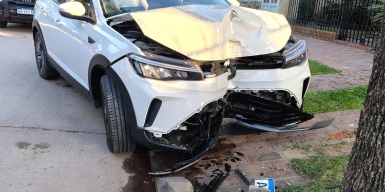 Gálvez: Un conductor ileso tras chocar contra un árbol