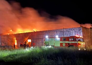 Devastador incendio de un galpón del ferrocarril anoche en Cañada Rosquín