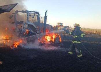 Incendio rural en Maria Juana: un tractor, una embolsadora y parte de un lote de trigo quedaron destruidos