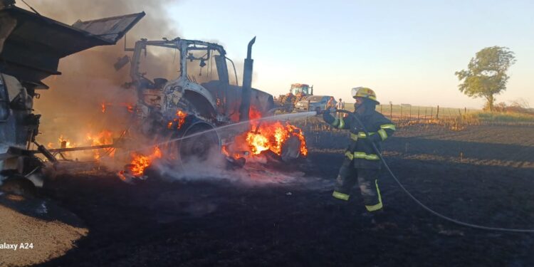 Incendio rural en Maria Juana: un tractor, una embolsadora y parte de un lote de trigo quedaron destruidos