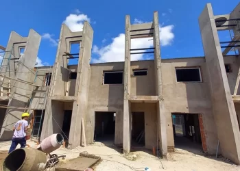 Sunchales: fuerte inversión provincial para completar 8 viviendas del acuerdo firmado en 2022