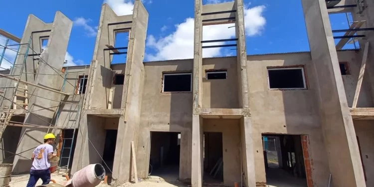 Sunchales: fuerte inversión provincial para completar 8 viviendas del acuerdo firmado en 2022