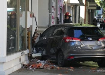 Rosario Choque y fuga de gas: un auto se estrelló contra un edificio de Pichincha tras ser embestido por un taxi