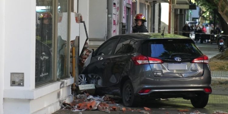 Rosario Choque y fuga de gas: un auto se estrelló contra un edificio de Pichincha tras ser embestido por un taxi