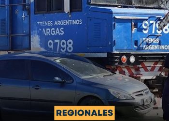 Susto en Monje: Se le paró el auto y logró bajarse justo antes de que el tren la embistiera
