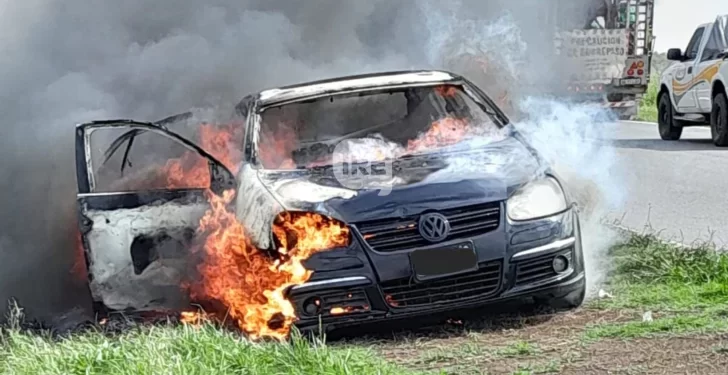 Totoras: un auto quedó destruido por un incendio en ruta 91