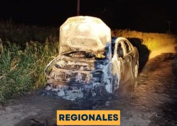 Gálvez: un automóvil se incendió por una presunta falla mecánica enla Vieja Ruta a Loma