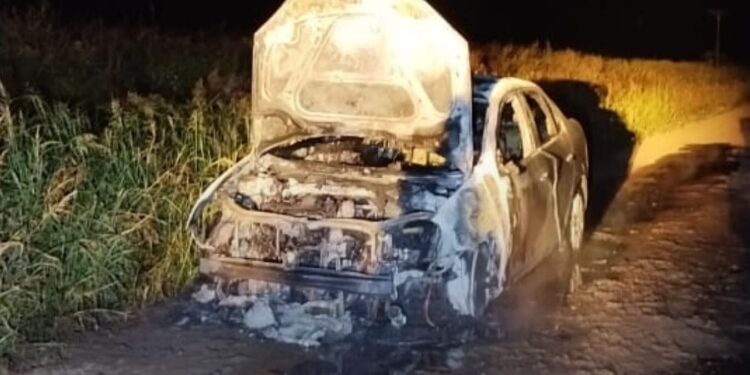 Gálvez: un automóvil se incendió por una presunta falla mecánica enla Vieja Ruta a Loma