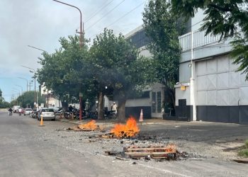Volvió la tensión al frigorífico Euro de Villa Gobernador Gálvez: trabajadores iniciaron una toma en reclamo por despidos y salarios impagos