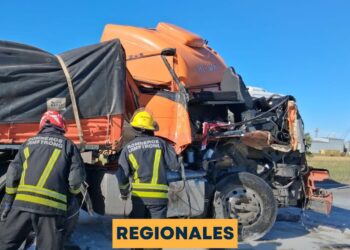 CHOCARON DOS CAMIONES EN AUTOPISTA ROSARIO CORDOBA. LESIONES LEVES A LOS CONDUCTORES