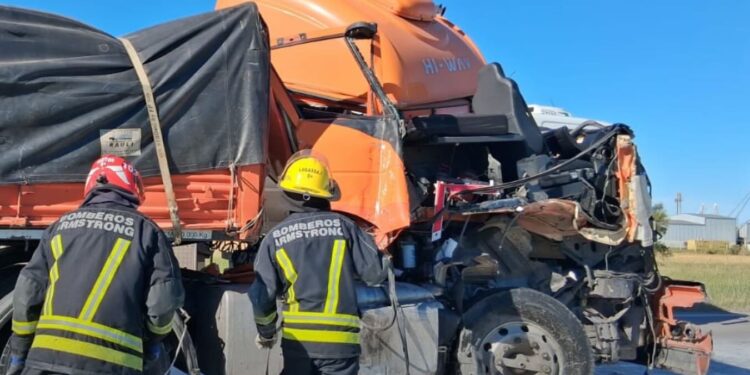 CHOCARON DOS CAMIONES EN AUTOPISTA ROSARIO CORDOBA. LESIONES LEVES A LOS CONDUCTORES