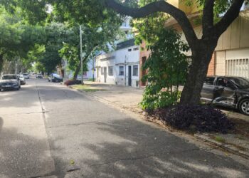 Dos móviles policiales chocan en distintas esquinas yendo a asistir a agentes agredidos en una pelea de pareja en Rosario