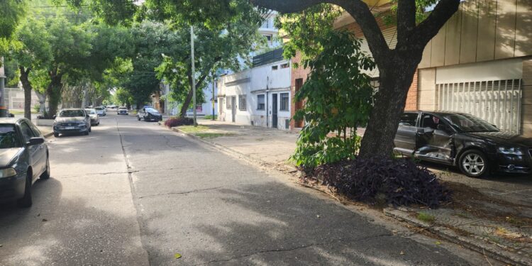 Dos móviles policiales chocan en distintas esquinas yendo a asistir a agentes agredidos en una pelea de pareja en Rosario